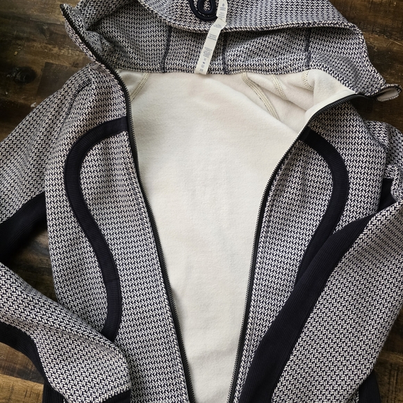 Lululemon Athletica Black and Cream Knit Fabric - Picture 3 of 8